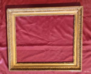 Cornice francese Impero dorata e lavorata in pastiglia. Decori eleganti su tutti e 4 i lati luce cm.63x48 Francia I° XIX° sec.
